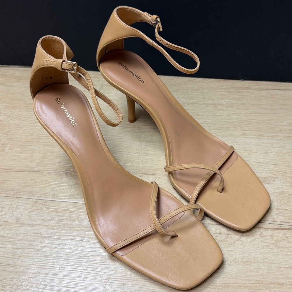 REFORMATION Gigi Strappy Mid Heel Sandals In Buff - Picture 4 of 9